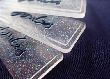 Insignia completamente transparente personalizada del PVC con el polvo colorido para la ropa