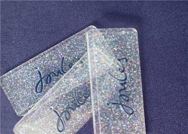Insignia completamente transparente personalizada del PVC con el polvo colorido para la ropa