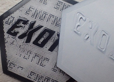 TPU grabó en relieve los remiendos autos-adhesivo del logotipo para la ropa/los bolsos/los sombreros