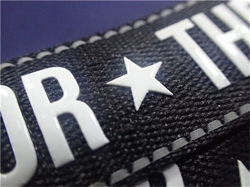 Etiquetas tejidas silicón brillante modificadas para requisitos particulares de la ropa, imprimiendo a Logo On Tape For Cloth