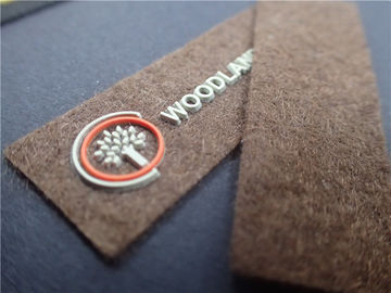 Color de encargo del doble del moldeo a presión de los remiendos de la ropa de OEKO en logotipo tejido no- de la moda 3D