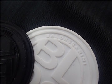 Remiendos de goma de encargo del logotipo/insignia redonda del silicón para la ropa o los bolsos