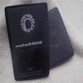 Remiendos de encargo de la ropa del cuero de la PU, línea blanca remiendos grandes polacos embotados del logotipo de Debossed para la ropa