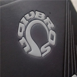 Remiendos de encargo de la ropa del cuero de la PU, línea blanca remiendos grandes polacos embotados del logotipo de Debossed para la ropa