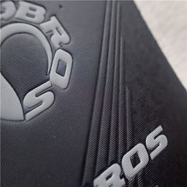 Remiendos de encargo de la ropa del cuero de la PU, línea blanca remiendos grandes polacos embotados del logotipo de Debossed para la ropa