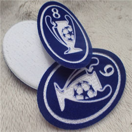 La forma oval personalizó la transferencia de calor de congregación monocromática bordada de la felpa del uniforme de la bola de los remiendos