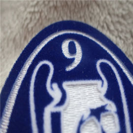 La forma oval personalizó la transferencia de calor de congregación monocromática bordada de la felpa del uniforme de la bola de los remiendos