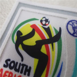 Transferencia de calor del mundial de la FIFA que se reúne los remiendos multicolores para la decoración de la ropa de deportes