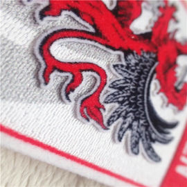 Hierro moderno de la ropa en la impresión de la felpa del logotipo del dragón de la forma del escudo de los remiendos que se reúne para la decoración de la ropa