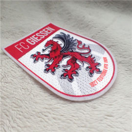 Hierro moderno de la ropa en la impresión de la felpa del logotipo del dragón de la forma del escudo de los remiendos que se reúne para la decoración de la ropa