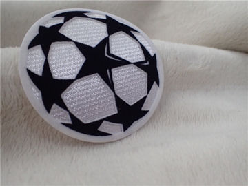 El hierro de la forma de la bola en remiendos decorativos protagoniza de común acuerdo Tatami que se reúne el logotipo que cose en la ropa