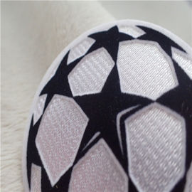 El hierro de la forma de la bola en remiendos decorativos protagoniza de común acuerdo Tatami que se reúne el logotipo que cose en la ropa