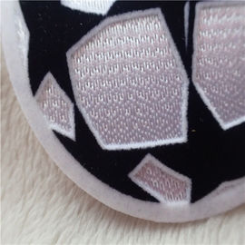 El hierro de la forma de la bola en remiendos decorativos protagoniza de común acuerdo Tatami que se reúne el logotipo que cose en la ropa