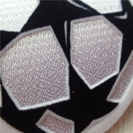 El hierro de la forma de la bola en remiendos decorativos protagoniza de común acuerdo Tatami que se reúne el logotipo que cose en la ropa