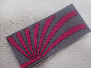 Remiendos de goma rojos 3D para la microfibra gris suave de la ropa con el logotipo del silicón de la inyección