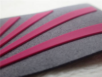 Remiendos de goma rojos 3D para la microfibra gris suave de la ropa con el logotipo del silicón de la inyección