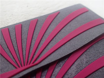 Remiendos de goma rojos 3D para la microfibra gris suave de la ropa con el logotipo del silicón de la inyección
