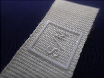 Etiquetas impresas blanco de la tela con el logotipo del silicón para los remiendos de la ropa de los deportes