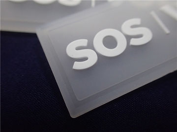 Los remiendos de goma de encargo lavables del logotipo, cosen - en la insignia del silicón para el sombrero