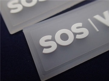 Los remiendos de goma de encargo lavables del logotipo, cosen - en la insignia del silicón para el sombrero