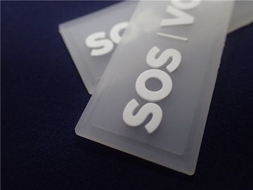 Los remiendos de goma de encargo lavables del logotipo, cosen - en la insignia del silicón para el sombrero