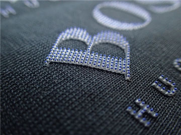 Las etiquetas durables de la ropa de la transferencia de calor cepillan el logotipo colorido de los puntos 3D