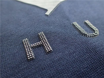 Las etiquetas durables de la ropa de la transferencia de calor cepillan el logotipo colorido de los puntos 3D