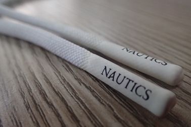 Cordón no elástico de encargo del poliéster del logotipo con las conclusiones del silicón de Matt para la sudadera con capucha, ropa