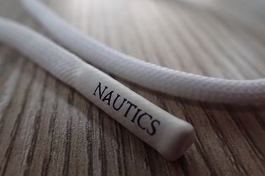 Cordón no elástico de encargo del poliéster del logotipo con las conclusiones del silicón de Matt para la sudadera con capucha, ropa