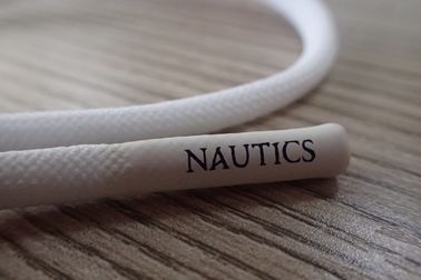 Cordón no elástico de encargo del poliéster del logotipo con las conclusiones del silicón de Matt para la sudadera con capucha, ropa