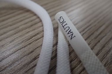 Cordón no elástico de encargo del poliéster del logotipo con las conclusiones del silicón de Matt para la sudadera con capucha, ropa