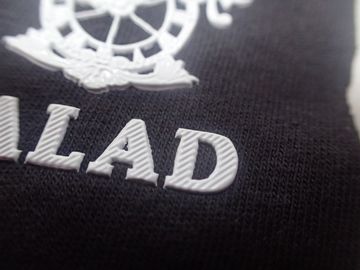 Etiquetas elegantes personalizadas de la ropa de la transferencia de calor de TPU para SGS BV del polo