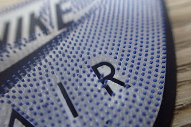 3D durable grabó en relieve la ropa de deportes resistente a las radiaciones ultravioleta del polo de los puntos de la goma de silicona de los remiendos