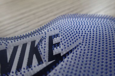 3D durable grabó en relieve la ropa de deportes resistente a las radiaciones ultravioleta del polo de los puntos de la goma de silicona de los remiendos