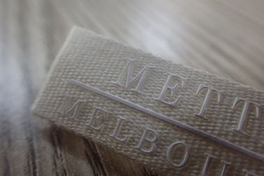 Etiquetas tejidas aduana profesional con el logotipo del silicio para la ropa/el sombrero