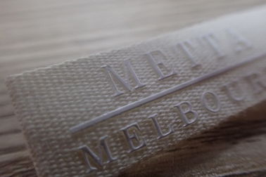 Etiquetas tejidas aduana profesional con el logotipo del silicio para la ropa/el sombrero