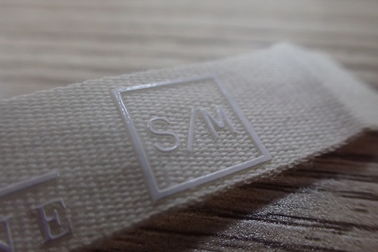 Etiquetas tejidas aduana profesional con el logotipo del silicio para la ropa/el sombrero