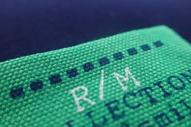 Etiquetas tejidas aduana de la impresión de la pantalla del rectángulo para la ropa, sombreros