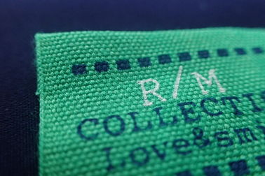 Etiquetas tejidas aduana de la impresión de la pantalla del rectángulo para la ropa, sombreros