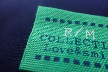Etiquetas tejidas aduana de la impresión de la pantalla del rectángulo para la ropa, sombreros