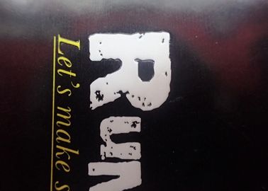 Grabado en relieve imprimiendo las etiquetas colgantes de papel de la ropa del logotipo con la piel de la secuencia - amistosa