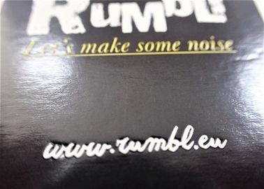 Grabado en relieve imprimiendo las etiquetas colgantes de papel de la ropa del logotipo con la piel de la secuencia - amistosa