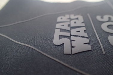 Ropa de deportes de encargo blanca del polo del logotipo de las etiquetas engomadas del etiqueta de la impresión de la pantalla del silicón de la cinta/de seda de la pantalla