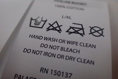 Etiquetas de cuidado de nylon del corte de la impresión de encargo plana de la pantalla para los bolsos, toallas