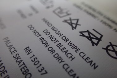 Etiquetas de cuidado de nylon del corte de la impresión de encargo plana de la pantalla para los bolsos, toallas
