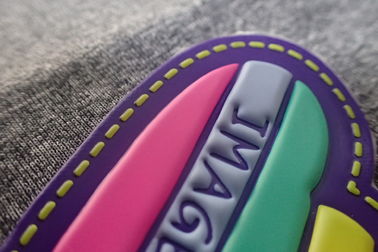 El profesional grabó en relieve el color de encargo de Pantone de los remiendos del caucho remiendo/3D de Tpu