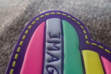 El profesional grabó en relieve el color de encargo de Pantone de los remiendos del caucho remiendo/3D de Tpu