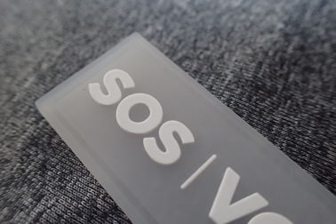 Remiendos de goma hechos a mano del logotipo para las etiquetas uniformes/de goma de la ropa