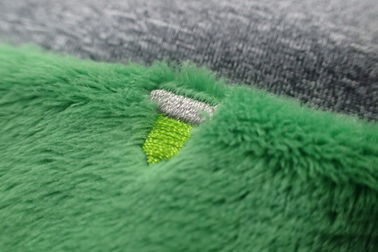La aduana verde del rectángulo bordó remiendos en la tela del terciopelo para el equipaje