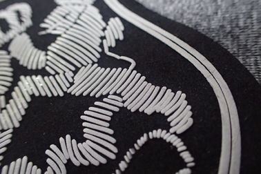 Remiendos de goma hechos espuma del logotipo de la microfibra de la ropa
